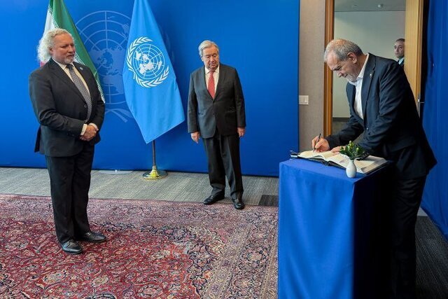 عکس | پزشکیان دفتر یادبود سازمان ملل را امضا کرد