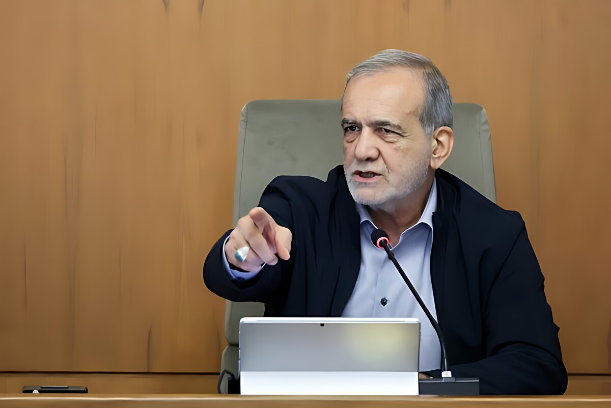 رئیس جمهور با بیان اینکه مسیر ما ایستادگی، تکیه بر توان مردم و حرکت عزتمندانه به سوی آینده‌ای روشن است و با تعاملات گسترده و سازنده با همسایگان، بدخواهان هرگز به اهداف و توهمات خود دست نخواهند یافت، تاکید کرد: کشور برای مواجهه با هرگونه شرایطی آماده است و زندگی و معیشت مردم در کانون توجه دولت قرار دارد.