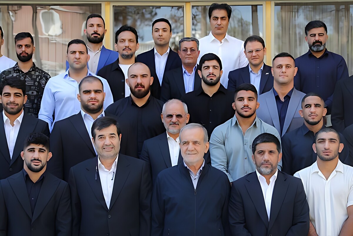 رئیس‌جمهور تاکید کرد: اگر در همه امور با روحیه ملی و پشتکار پیش برویم، هیچ مانعی سد راه پیشرفت ایران نخواهد بود.