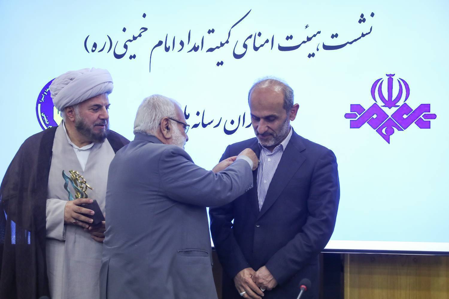 اهدای نشان «والی مهر» به رئیس رسانه ملی