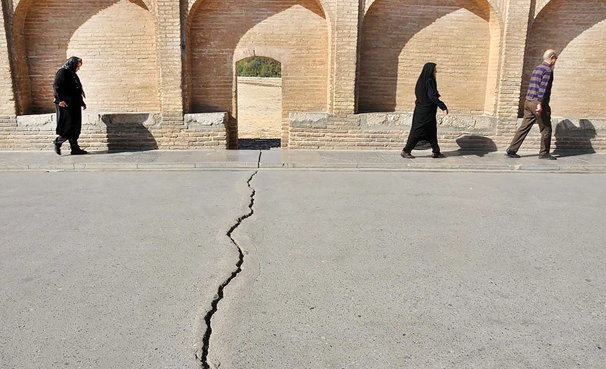 زمین در حال بلعیدن تاریخ
