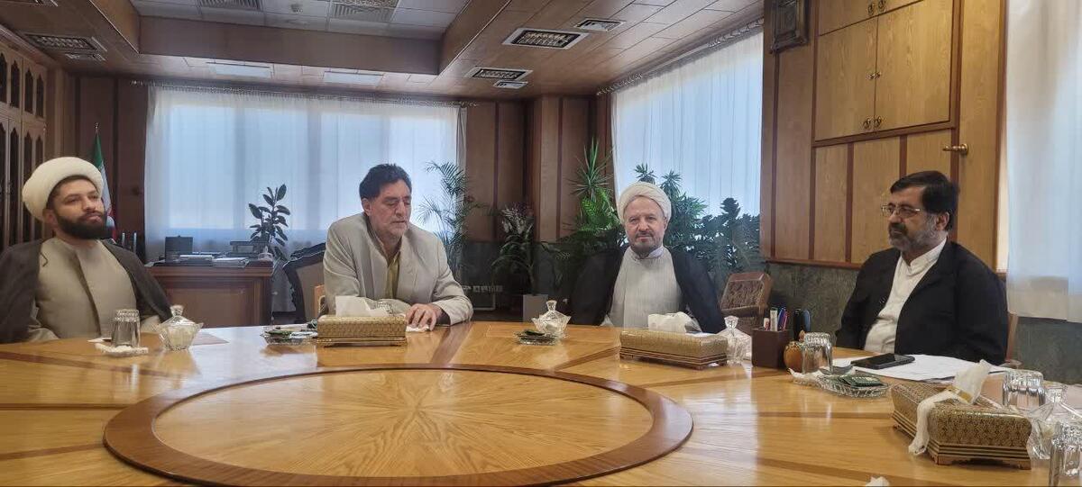 استاندار قم ضمن تاکید نسبت به اجرای فعالیت‌های منسجم و برنامه‌ریزی شده در سطح مساجد اظهار کرد: اهتمام فراوانی در این عرصه صورت پذیرفته است اما هنوز تا رسیدن به نقطه مطلوب در گستره فرهنگ فاصله داریم لذا در این راستا نیازمند استمرار و تعمیق فعالیت‌ها در مساجد هستیم تا شاهد ارتقای سطح فرهنگ و مشارکت مردمی باشیم.