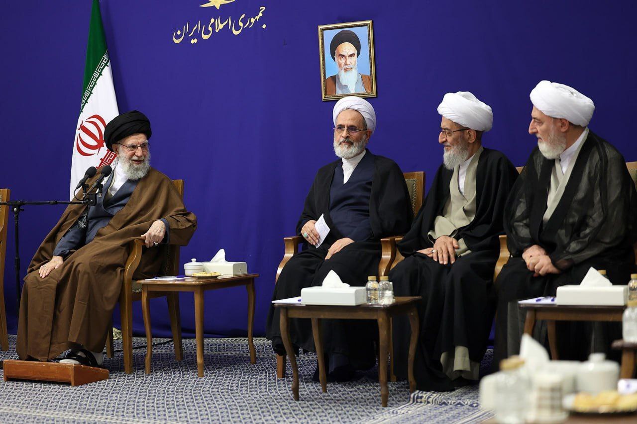 عکس ا دستاندرکاران برگزاری گردهمایی بینالمللی بزرگداشت آیتاللّه میرزا محمّدحسین نائینی با رهبر انقلاب دیدار کردند. عکس ا دستاندرکاران برگزاری گردهمایی بینالمللی بزرگداشت آیتاللّه میرزا محمّدحسین نائینی با رهبر انقلاب دیدار کردند.