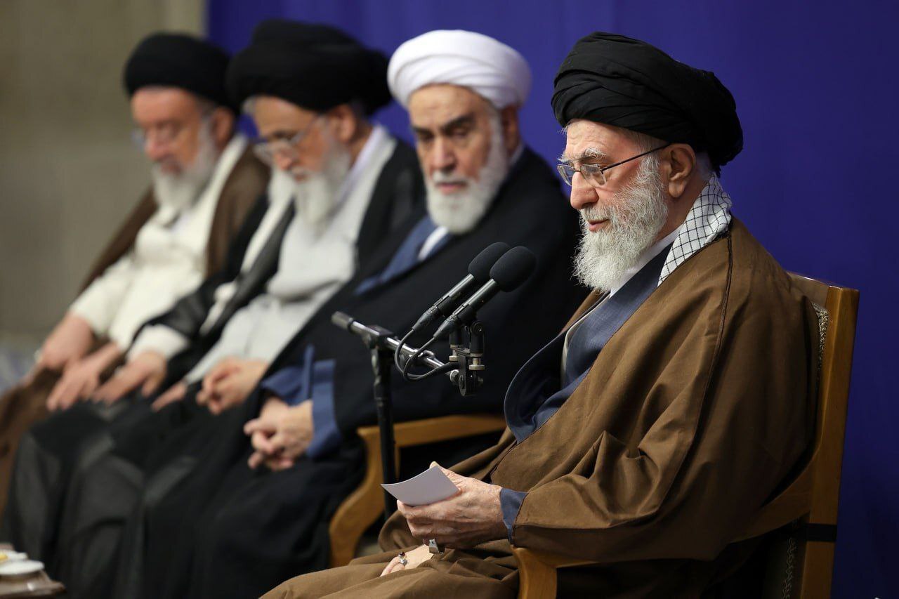 عکس ا دستاندرکاران برگزاری گردهمایی بینالمللی بزرگداشت آیتاللّه میرزا محمّدحسین نائینی با رهبر انقلاب دیدار کردند. عکس ا دستاندرکاران برگزاری گردهمایی بینالمللی بزرگداشت آیتاللّه میرزا محمّدحسین نائینی با رهبر انقلاب دیدار کردند.