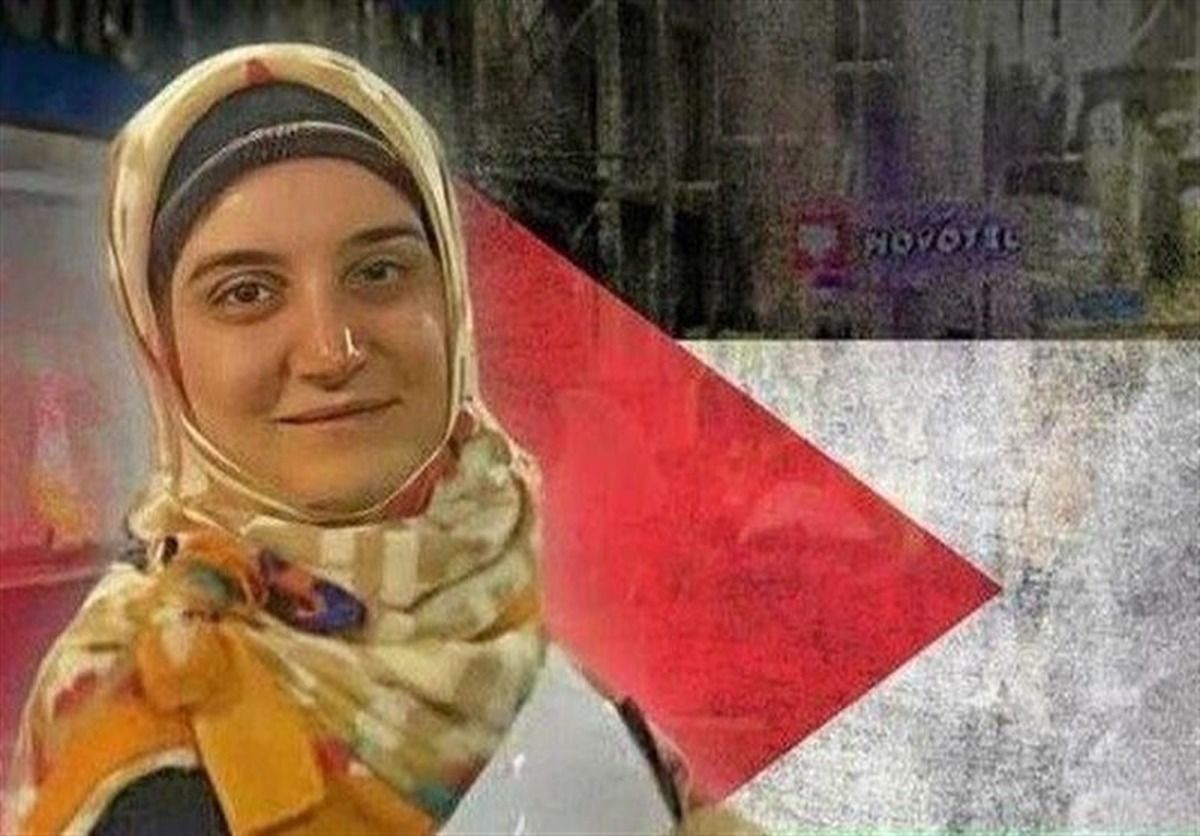 لحظه آزادی مهدیه اسفندیاری، پژوهشگر ایرانی، از زندانی در فرانسه پس از بیش از ۲۳۰ روز حبس غیرقانونی به دلیل فعالیت‌های طرفداری از فلسطین.