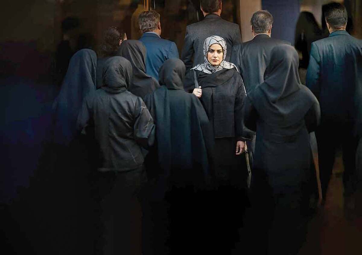 ژانر پلیسی، با تعلیق نفس‌گیر، معماهای پیچیده و کاوش در لایه‌های تاریک جامعه، همیشه یکی از محبوب‌ترین گونه‌های نمایشی بوده؛ ژانری که مخاطب را تا آخرین لحظه به‌دنبال حقیقت می‌کشاند. روزگاری سریال‌هایی چون «خواب و بیدار» و «مزد ترس» این نقش را ایفا می‌کردند و بعدها «پلیس جوان»، «هوش سیاه» و «کلانتر» با روایت‌هایی پرهیجان، نه‌تنها سرگرمی خلق کردند بلکه به فرهنگ‌سازی اجتماعی و پیشگیری از جرائم یاری رساندند.