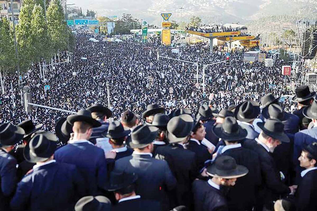 معابر قدس اشغالی با حضور سیل عظیمی از افراد یکدست سیاه‎پوش به میدان نبرد یهودیان حریدی علیه قانون سربازی اجباری تبدیل شد. دیروز، ۲۰۰هزار حریدی دراعتراض به پایان امتیاز معافیت از سربازی در ارتش رژیم صهیونیستی، بخش غربی شهر قدس را تسخیر کردند.