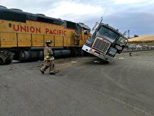 ببینید | برخورد شدید قطار با یک دستگاه کامیون در هلند