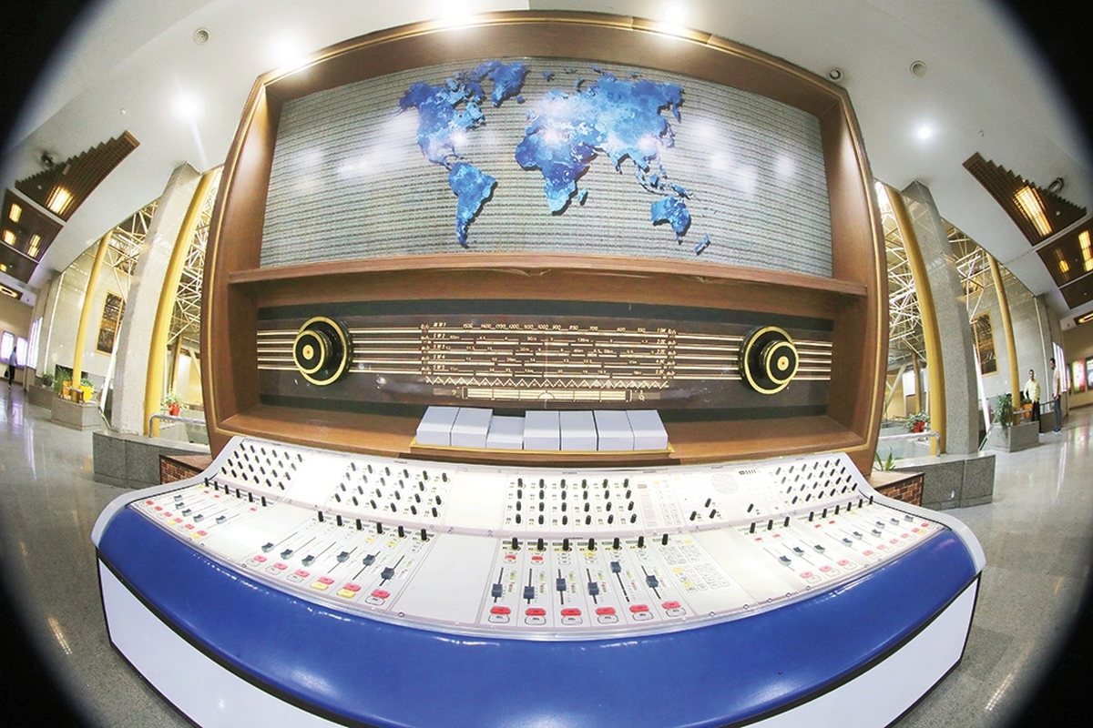 با پرتو صبح، صداهایی گرم و آشنا از رادیوهای سراسری به گوش می‌رسد‌‌؛ صداهایی که نه‌تنها نوید آغاز روزی تازه را می‌دهد، بلکه پیام‌آور امید، آرامش و همدلی است.برنامه‌های صبحگاهی شبکه‌های معاونت صدای رسانه‌ملی، با رویکردی چندوجهی و هدفمند، تلاش می‌کنند تا شنوندگان را با انرژی مثبت، دیدگاهی روشن وروحیه‌ای سرشاراز نشاط، به استقبال روز بفرستند.ازتلاوت دلنشین آیات الهی گرفته تاپوشش ورزش همگانی، تحلیل‌های اجتماعی، روایت‌های فرهنگی و... همه در راستای تقویت امید اجتماعی و سبک زندگی سالم، پویا و معنوی گام برمی‌دارند.