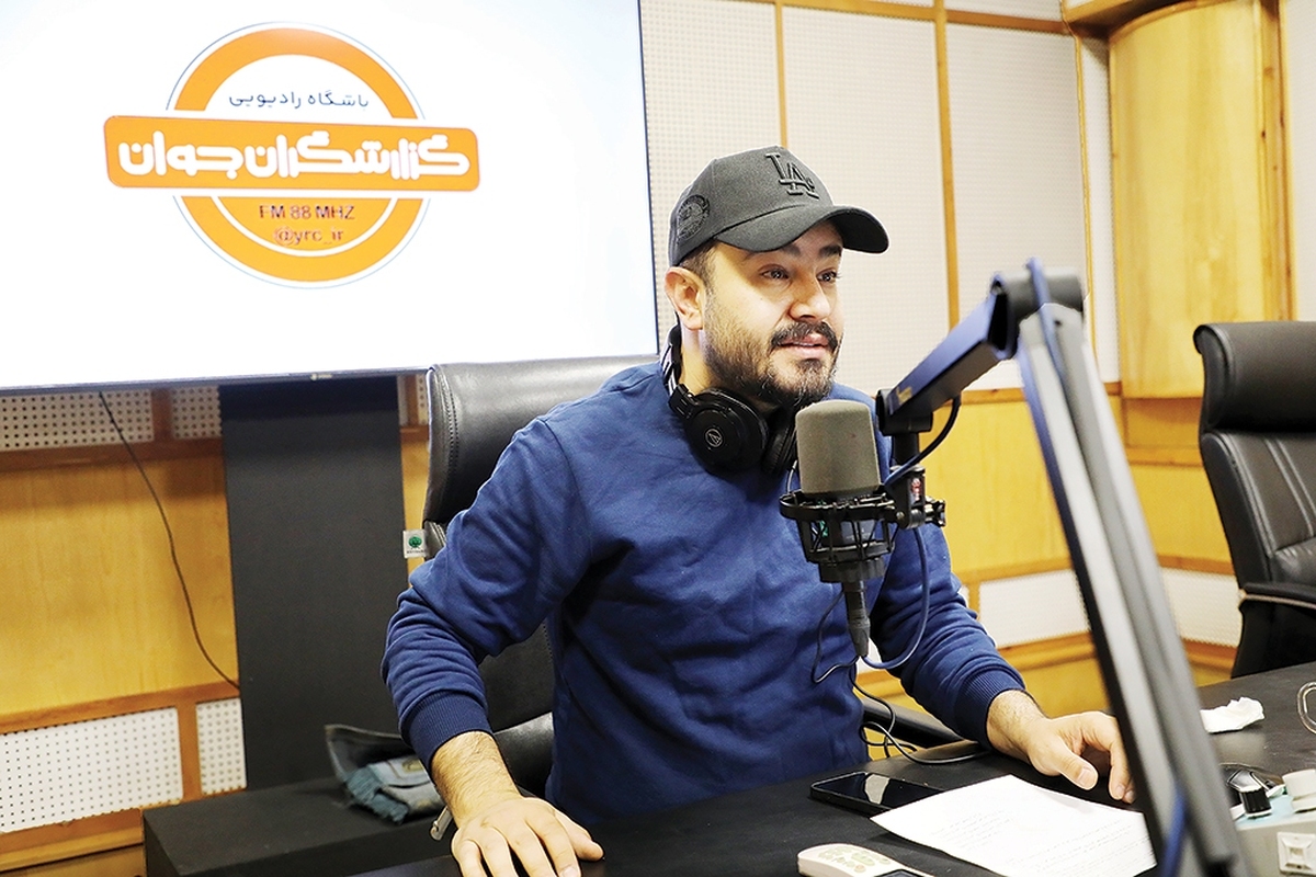 پیمان طالبی، گوینده برنامه صبحگاهی «جوان ایرانی سلام» در رادیوجوان، بیش از یک دهه است که هر صبح با شنوندگان همراه می‌شود. او تأکید می‌کند که رادیو برایش فراتر از اجرا، فضایی خانوادگی است؛ جایی که مخاطبان او را عضوی از جمع خود می‌دانند و همین ارتباط صمیمانه، انگیزه اصلی ادامه فعالیتش است.