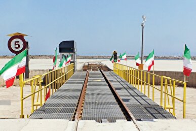 قطار ترانزیت در ایستگاه رشت-آستارا