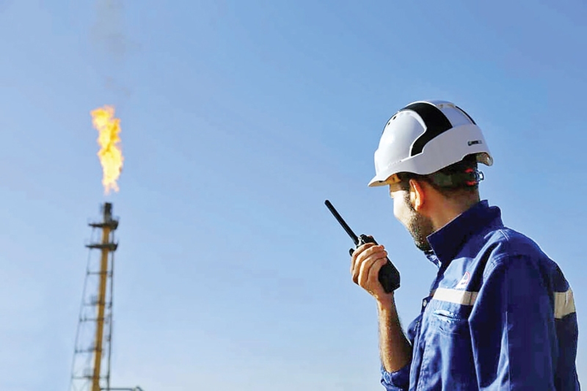 جمع‌آوری گازهای فلر در کشور‌ یکی از مهم‌ترین و مغفول‌مانده‌ترین عرصه‌های مدیریت منابع انرژی کشور است. در حالی که ایران به‌عنوان دومین دارنده ذخایر گاز طبیعی جهان شناخته می‌شود، سالانه میلیاردها متر مکعب از گازهای همراه نفت (فلر) بدون استفاده اقتصادی یا زیست‌محیطی، در مشعل‌های میادین نفتی سوزانده می‌شود که در صورت جمع‌آوری و فرآوری این گازها می‌تواند به خوراک پتروشیمی‌ها، سوخت نیروگاه‌ها یا صادرات به کشورهای همسایه تبدیل شود. این پدیده نه‌تنها نشانه‌ای از هدررفت سرمایه ملی و انرژی ارزشمند است بلکه منبعی جدی از آلودگی هوا و انتشار گازهای گلخانه‌ای به‌شمار می‌رود.