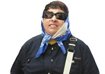 آمنه دیه چشمانش را می‌گیرد