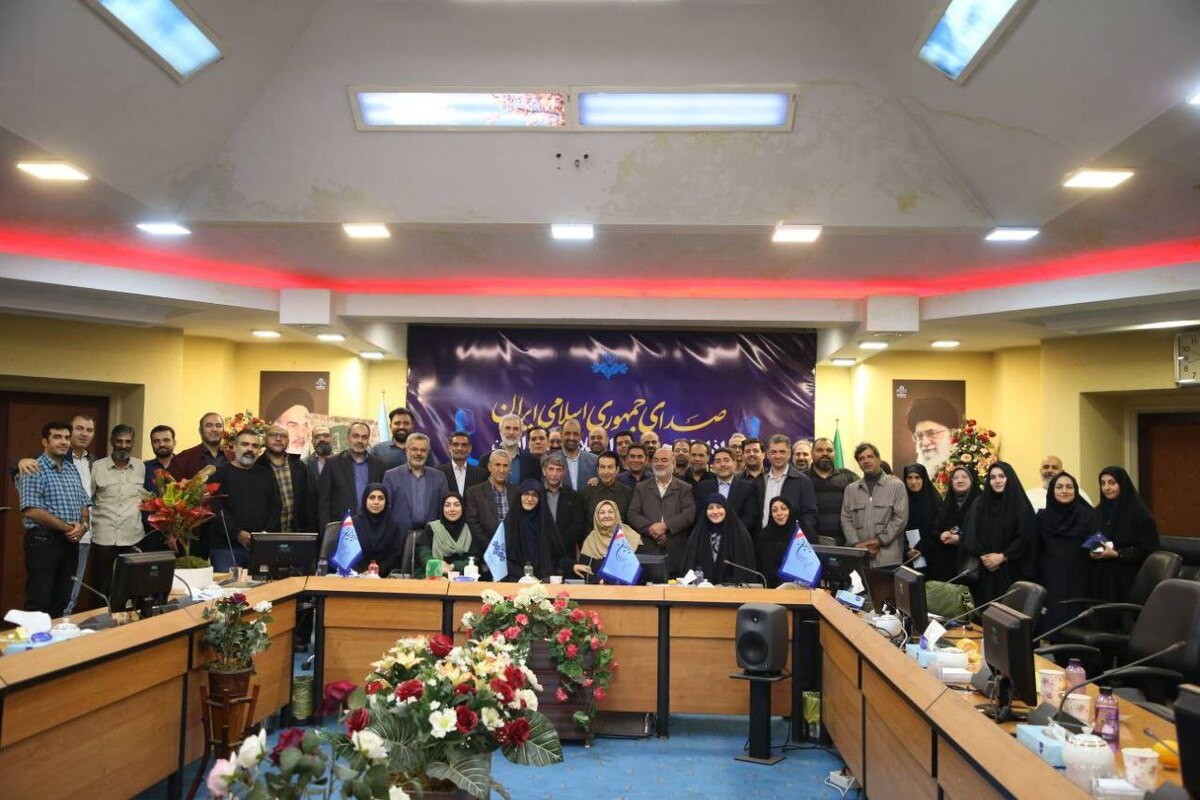 علی بخشی‌ زاده، معاون صدای رسانه ملی، در آیین تکریم و معارفه مدیران رادیو ایران با تأکید بر ضرورت مدیریت آگاهانه و خلاق در رسانه گفت: مدیران باید سه گام را سرلوحه کار خود قرار دهند؛ نخست، توصیف وضعیت موجود، دوم، طراحی برای وضع مطلوب و سوم، یافتن راهکار برای بهتر شدن شرایط و رسیدن به وضع ایده‌آل.