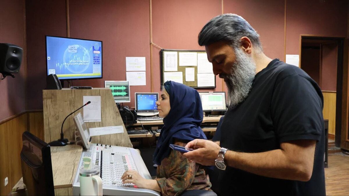 رادیو تهران در روز سیزدهم آبان، میکروفن خود را به خیابان طالقانی می‌برد؛ جایی که هر سال صدای نسل‌های انقلابی، در هم‌صدایی با «مرگ بر آمریکا» طنین می‌افکند. ویژه‌برنامه «ایرانِ امروز» با تهیه‌کنندگی محمدرضا پاکزادیان، به‌صورت زنده از مراسم این روز بزرگ پخش می‌شود تا صدای مردم، دانش‌آموزان و حقیقت استکبارستیزی ملت ایران را از نزدیک بازتاب دهد.