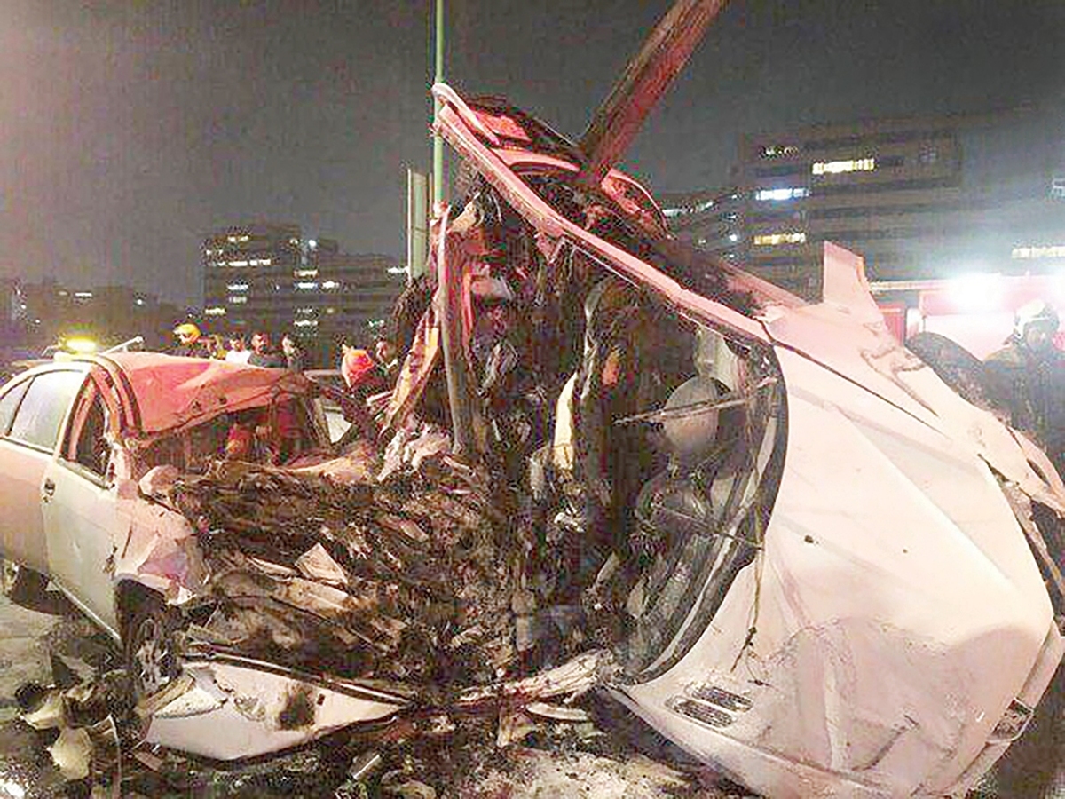 تلفات رانندگی پس از یک دوره کاهشی دوباره روند صعودی به خود گرفته و از ابتدای امسال آمارهای پزشکی قانونی تلخ، نگران‌کننده و هشداری شده است. آمارهایی که هر بار زنگ خطر را به صدا در می‌آورد  اما  گوش شنوایی برای آن نیست و همچنان جاده‌های حادثه‌خیز و خودروهای ناایمن جان می‌گیرند و طرح‌های پلیس هم بی اثرمی‌ماند؛ طرح‌هایی بیشتر از سر آزمون و خطا که نتوانسته در کاهش تلفات اثرگذار باشد.