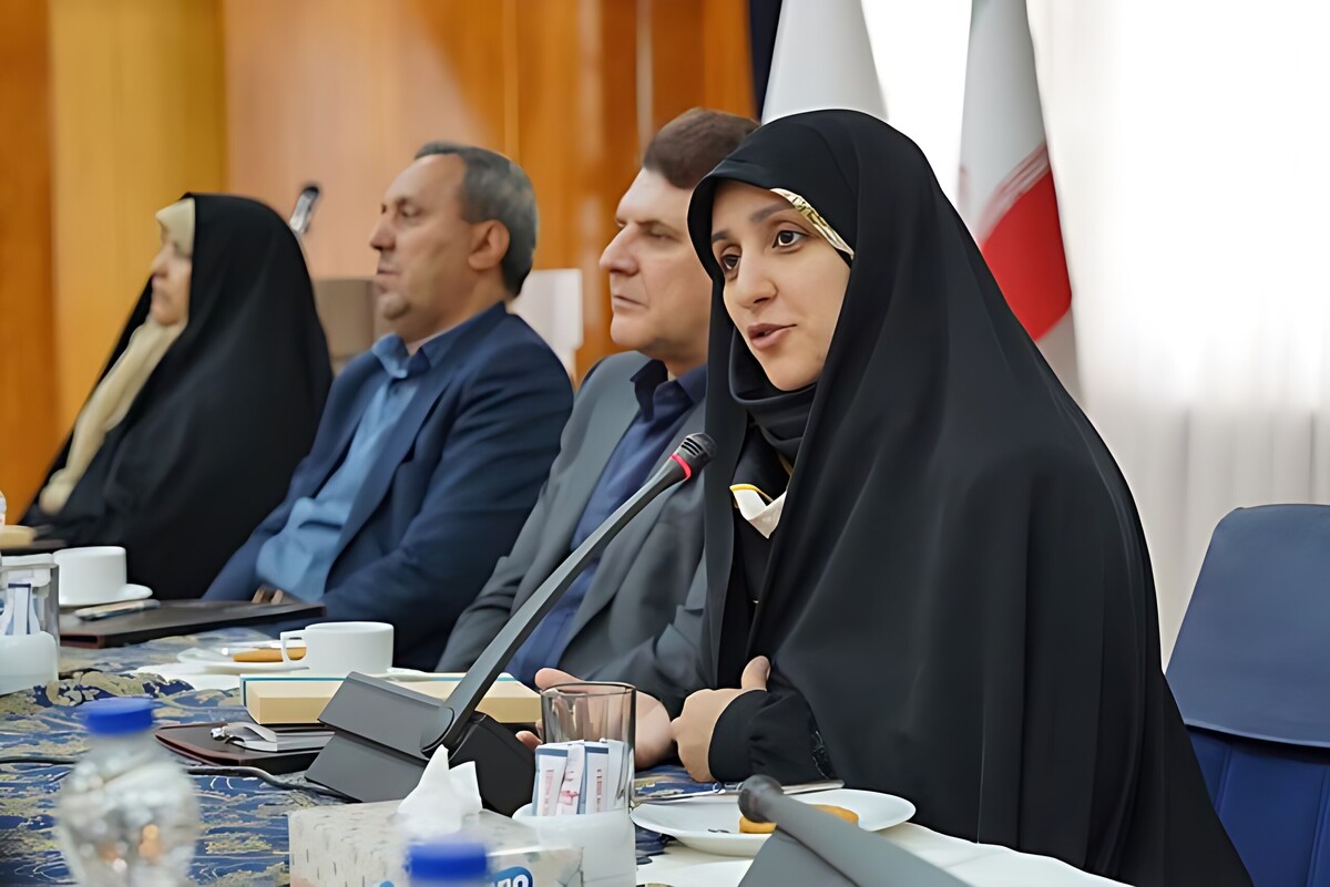 معاون رییس جمهور در امور زنان و خانواده با اشاره به شکاف‌های موجود در حوزه اقتصادی و سیاسی زنان تصریح کرد: بیش از ۶۰ درصد ورودی دانشگاه‌ها را زنان تشکیل می‌دهند، اما تنها ۱۴ درصد از آنان در فعالیت‌های اقتصادی حضور دارند. همچنین از میان ۲۹۰ کرسی مجلس شورای اسلامی، تنها ۱۴ کرسی در اختیار زنان است. در انتخابات شوراها نیز سهم زنان کمتر از ۱۰ درصد است. باید تلاش کنیم این نسبت افزایش یابد تا شهرها به فضاهایی مادرانه، خانواده‌محور و حامی زنان، سالمندان و کودکان تبدیل شوند.