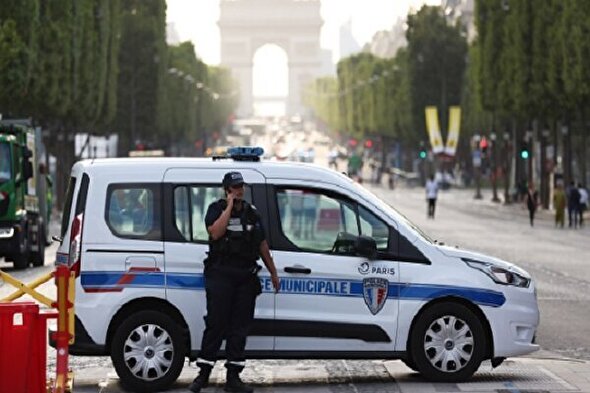 ورود خودرو به میان جمعیت در فرانسه؛ ۱۰ نفر زخمی شدند