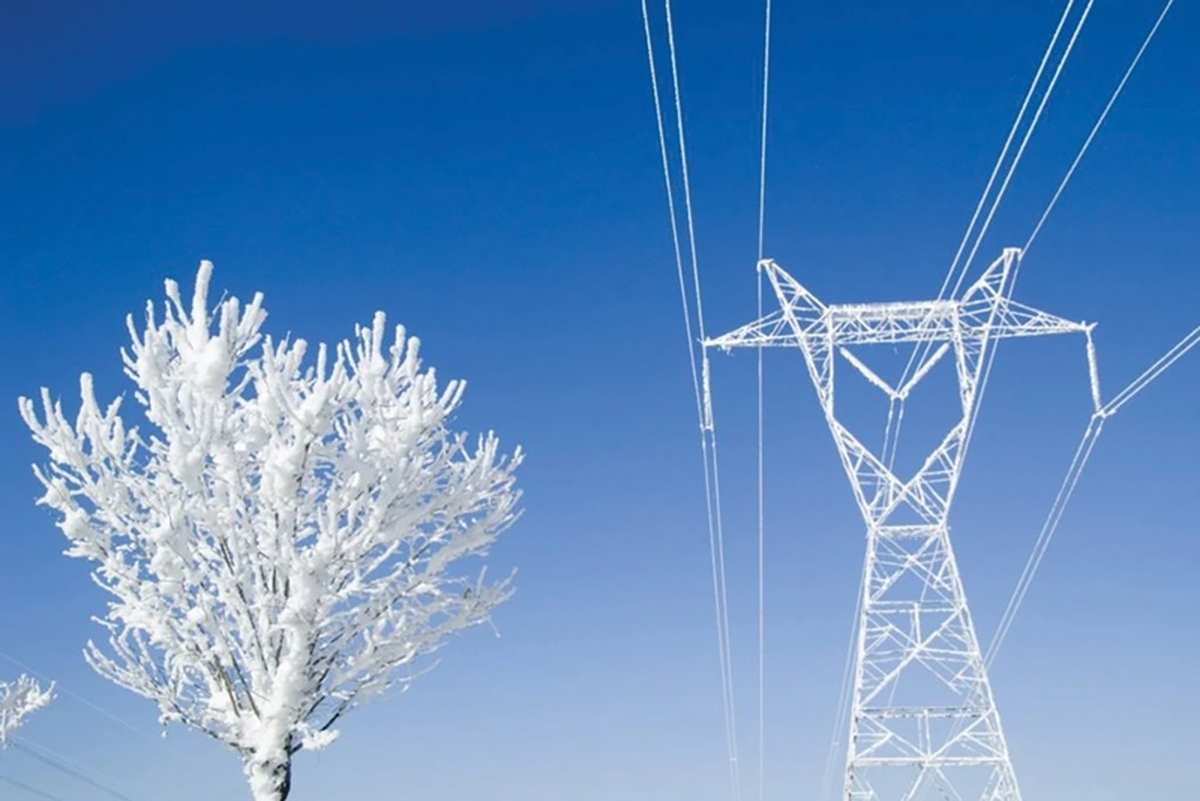  سال گذشته پس از سه سال دوباره شاهد خاموشی‌های زمستانه بودیم که البته دردسر‌هایی را هم ایجاد کرد؛ دردسری که مسئولان را به اظهارنظرهای متعدد رسمی و غیررسمی واداشت. با این‌که ابتدا علت خاموشی‌ها  جلوگیری از مازوت‌سوزی عنوان شد اما این موضوع انتقاد نمایندگان مجلس را به‌دنبال داشت. برخی نمایندگان نیز از اختلاف وزارتخانه‌های نفت و نیرو با یکدیگر پرده برداشتند و عامل اصلی خاموشی‌ها را این موضوع دانستند. نباید از یاد برد که سرمای زودهنگام سال گذشته شرایط دشواری برای وزارتخانه‌های نفت و نیرو و حتی صمت(صنعت، معدن و تجارت) رقم زد چرا که از یک‌سو برای تامین گاز بخش خانگی، صنایع و پتروشیمی‌ها با محدودیت مواجه شدند و از دیگر سو به‌دلیل نبود گازوئیل کافی برای نیروگاه‌ها، خاموشی‌های زودهنگامی پس از سه سال رخ  داد. 