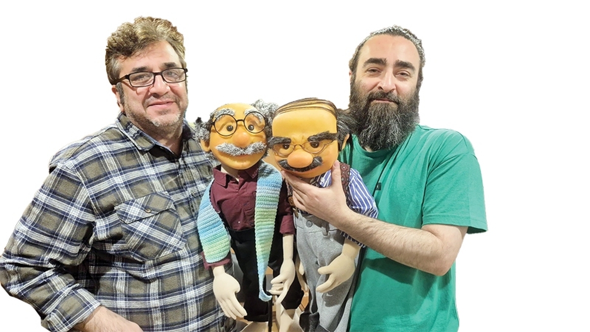 آموزش سنتی، سال‌هاست پاسخگوی نیازهای نسل جدید نیست؛ نسلی که با اینترنت به دنیا آمده، با موبایل بزرگ شده و دغدغه‌هایش دیگر با نظام آموزش خشک و خطی قابل‌ حل نیست. در این میان، شبکه آموزش سیما با قدمی تازه به میدان آمده و برنامه‌ای تولید کرده که نه فقط ساختارشکن است، بلکه تلاش می‌کند به زبان نسل Z، با او حرف بزند.