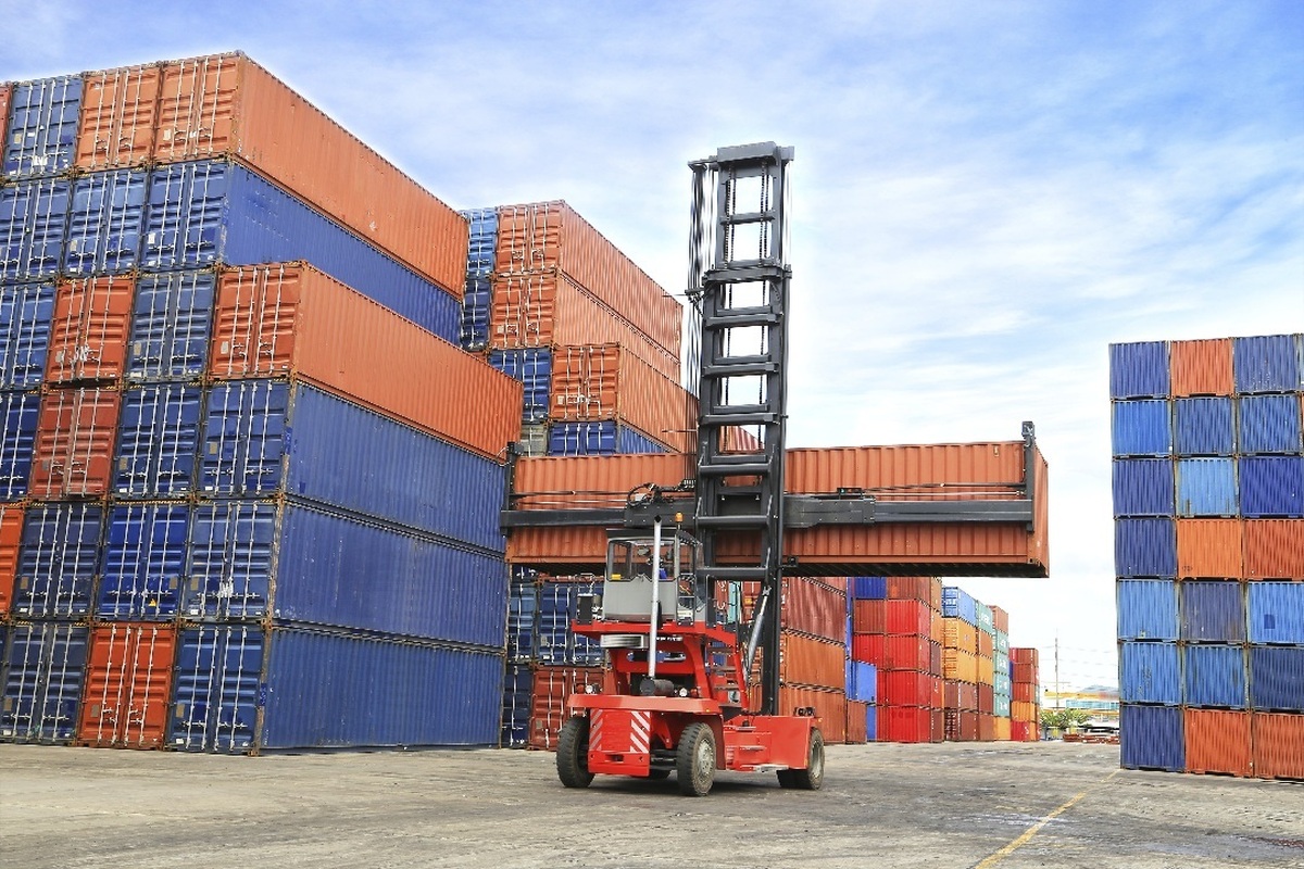 موضوع توسعه صادرات غیرنفتی در یکی از بندهای برنامه هفتم توسعه گنجانده شده است. بر اساس این برنامه، علاوه بر رشد ۸ درصدی اقتصاد در هر سال، باید رشد ۲۳ درصدی صادرات غیرنفتی را نیز محقق کنیم. قطعا با چنین رقمی فاصله زیادی داریم اما کارشناسان معتقدند بخشی از این موانع توسعه صادرات در داخل است. درواقع تصمیم‌هایی گرفته می‌شود که در تجارت تاثیر مستقیم دارد.