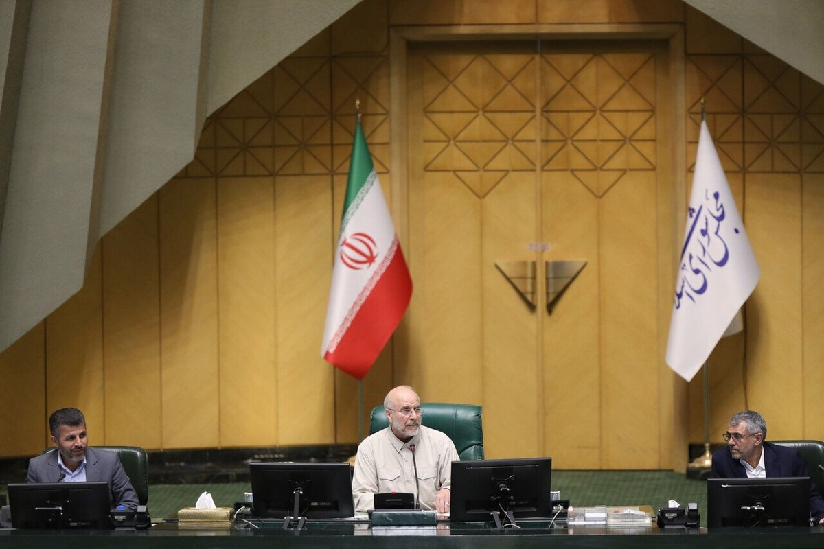 رئیس مجلس شورای اسلامی گفت: دولت ایالات متحده طبق قوانین بین‌المللی باید پیامد‌های حقوقی سیاسی و نظامی تجاوز آشکار که منجر به شهادت تعداد زیادی از شهروندانِ ما شده است را بپذیرد.