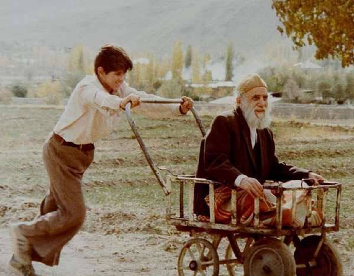 فیلم «آن سفر کرده» محصول ۱۳۶۳ در قالب مجموعه فیلم‌های خاطره‌انگیز کارگردان های ایرانی از شبکه نمایش پخش می‌شود. این فیلم با داستانی تأثیرگذار، به ارزش‌های اخلاقی و باورهای عمیق انسانی می‌پردازد.