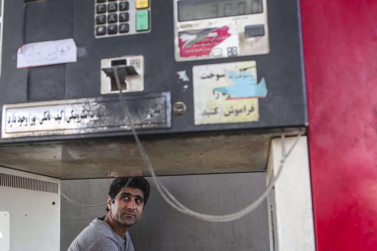 شرکت ملی پخش فرآورده‌های نفتی ایران در پی انتشار برخی اخبار در رسانه‌ها و فضای مجازی مبنی بر جمع‌آوری کارت‌های سوخت جایگاه‌ها، با صدور اطلاعیه‌ای جمع آوری کارت‌های اضطراری سوخت از جایگاه‌ها را تکذیب کرد.