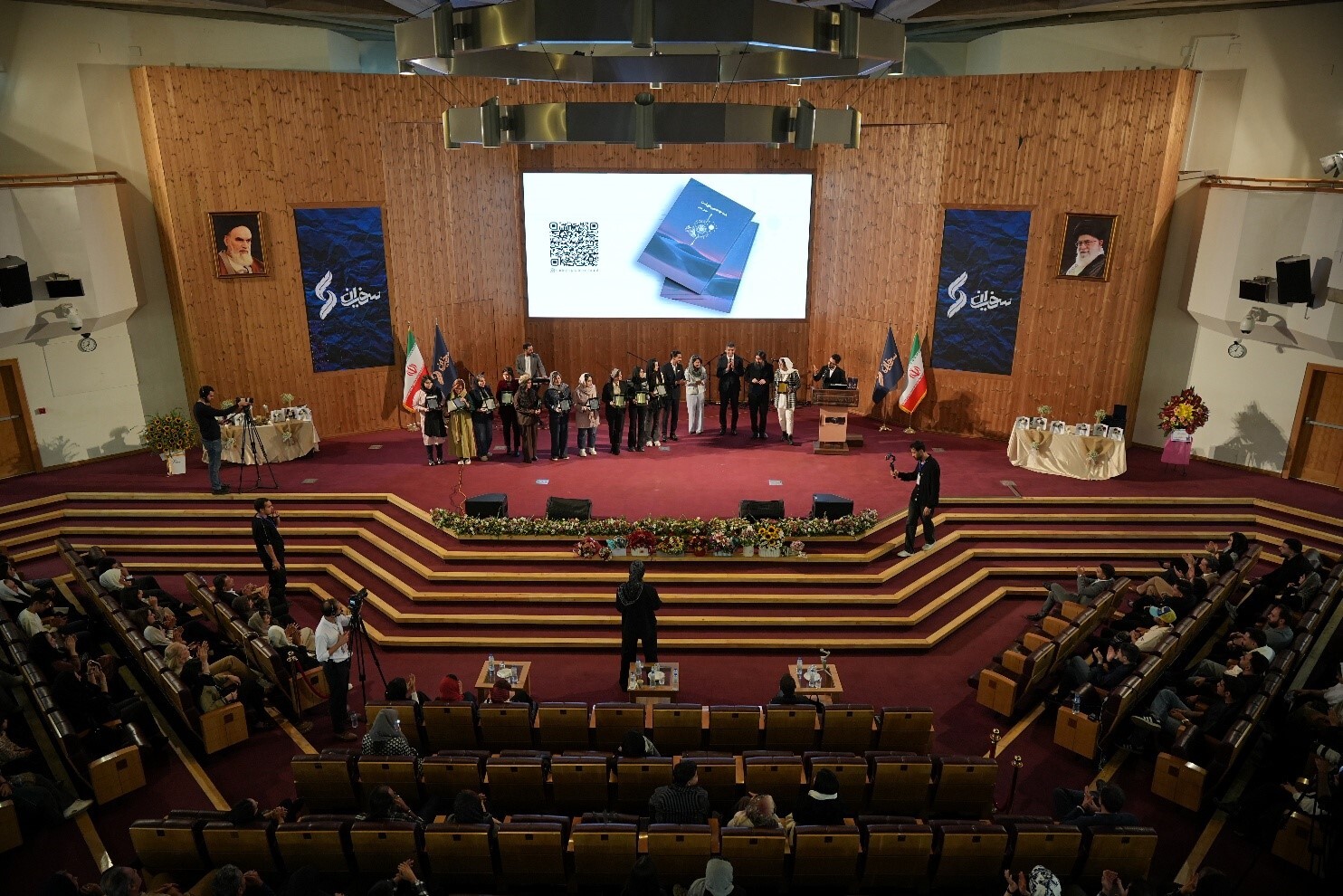 به بهانه­ ی مراسم رونمایی کتاب «همه‌جا همین‌طور است» گفتگویی انجام دادیم با نویسنده جوان این کتاب که با هم میخوانیم.