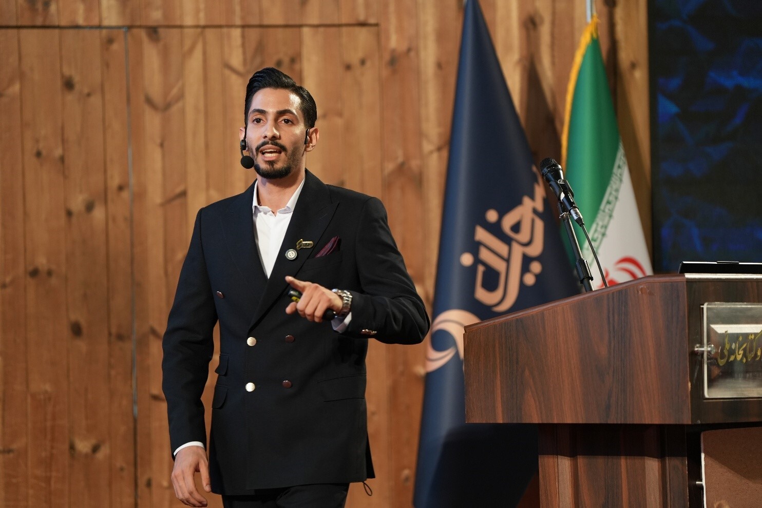 به بهانه­ ی مراسم رونمایی کتاب «همه‌جا همین‌طور است» گفتگویی انجام دادیم با نویسنده جوان این کتاب که با هم میخوانیم.