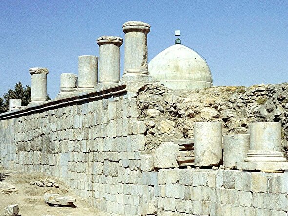 کنگاور هزار ساله، با ستون‌هایی که هنوز شرمِ فراموشی ما را به دوش می‌کشند