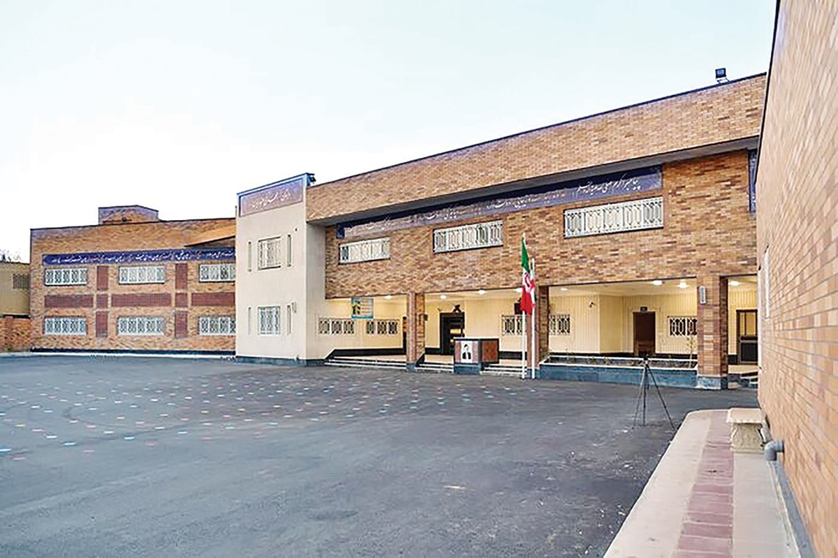 استان یزد برای رفع کمبودهای خود در حوزه فضای آموزشی، برنامه‌ای بلندپروازانه برای بازسازی ۱۲۹مدرسه در دست اجرا دارد. این امر البته گویای کمبود جدی در این حوزه است. وضعیت فضاهای آموزشی در برخی مناطق استان یزد، همچنان نگران‌کننده است. به‌طور خاص، در حاشیه شهرها، کلاس‌های درس با تراکم بالای ۴۰ دانش‌آموز برگزار می‌شوند.