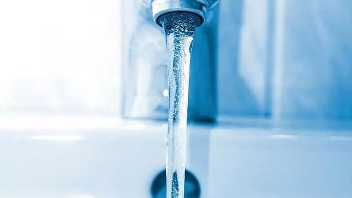 با اعلام رسمی اعمال کاهش افت فشار آب در تهران طی روزهای اخیر، برخی شهروندان از قطعی بدون برنامه در منطقه خود خبر داده‌اند اما آنطور که مسوولان صنعت آب توضیح دادند فشار آب از حدود ۱۲ شب تا نزدیک صبح که مردم در خواب هستند، کم می‌شود تا نشت شهری کمتر و فرصتی برای آبگیری مخازن شهری ایجاد شود به گفته سخنگوی صنعت آب اعمال ملاحظات به قید مصرف به صورت برنامه‌ریزی شده برای شهروندان تهرانی حتما با اطلاع‌رسانی قبلی خواهد بود.