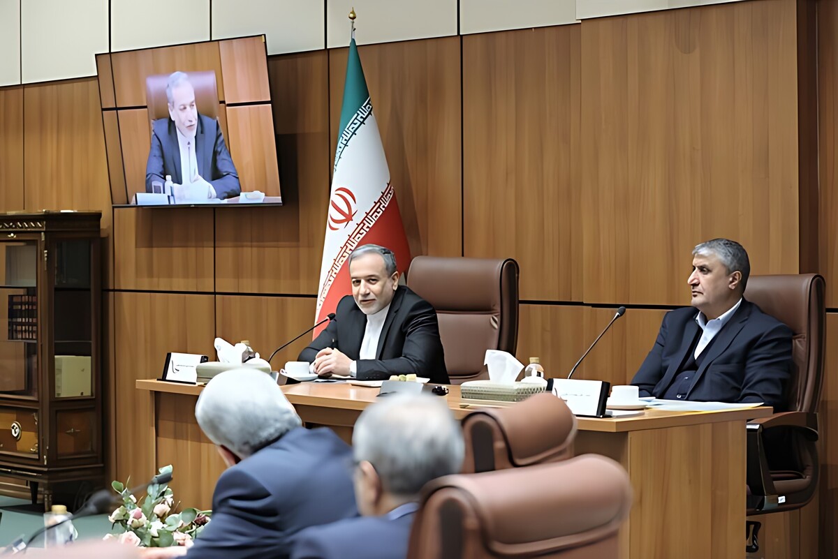 وزیر امور خارجه اظهار کرد: صنعت هسته‌ای اکنون تبدیل به صنعت بسیار بزرگی شده و در حوزه‌های مختلف به سرعت در حال پیشرفت است. به اعتقاد بنده کشورهای غربی در نهایت چاره‌ای نخواهند داشت جز اینکه ایران را به عنوان یک قطب علمی در حوزه صنعت هسته‌ای صلح‌آمیز بپذیرند.