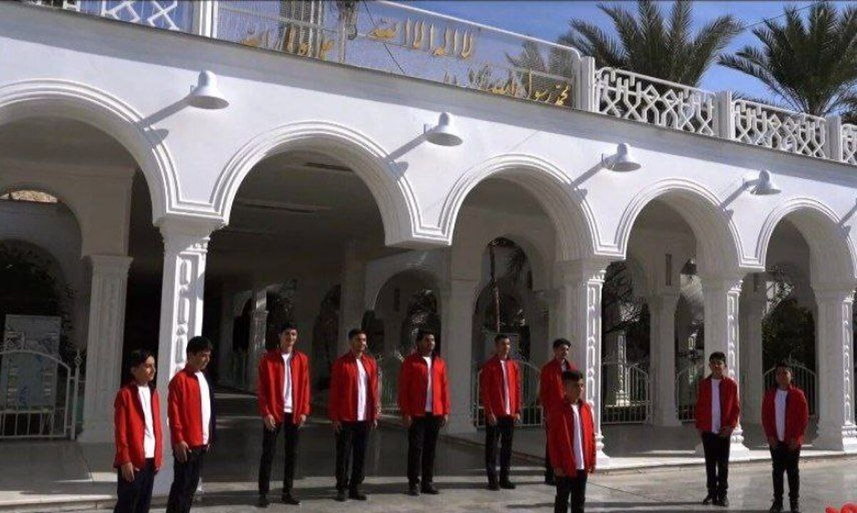 این هفته، دوربینهای برنامه «ایران سرود» به استان فارس و شهر گراش رفتند تا گروه سرود «رایت الهدی»  را به مخاطبان معرفی کنند. این گروه، با مدیریت و ملودی خسرو جولافیان، نماهنگ «شور عشق» را اجرا کردهاند؛ دوشنبه و پنجشنبه از شبکه دو سیما و شبکه امید پخش شده است.