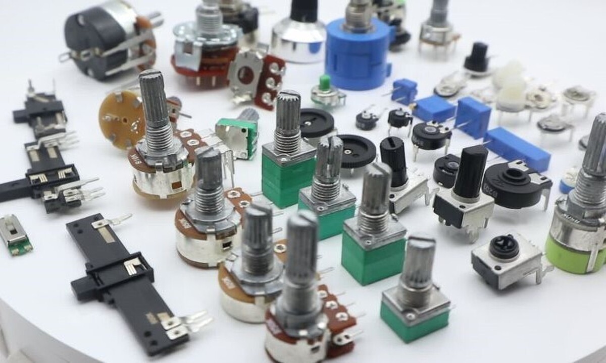 وقتی ولوم یک پخش صوت را می‌چرخانید تا صدای آن را کم کنید، عملا در حال لمس یک پتانسیومتر هستید. این قطعه ساده اما مهم، نقشی کلیدی در تنظیم ولتاژ و جریان ایفا می‌کند و در دستگاه‌های مختلف اعم از قدیمی و پیشرفته به‌کار می‌رود. با توجه به اینکه عملکرد دقیق بسیاری از مدارات به سلامت پتانسیومتر وابسته است، آشنایی با روش‌های تست پتانسیومتر و عیب‌یابی آن برای تکنسین‌ها و علاقه‌مندان به کارهای فنی لازم است. در ادامه یاد می‌گیرید که چگونه با کمک مولتی‌متر، سلامت پتانسیومتر را تست کنید و خرابی‌های رایج آن را تشخیص دهید.