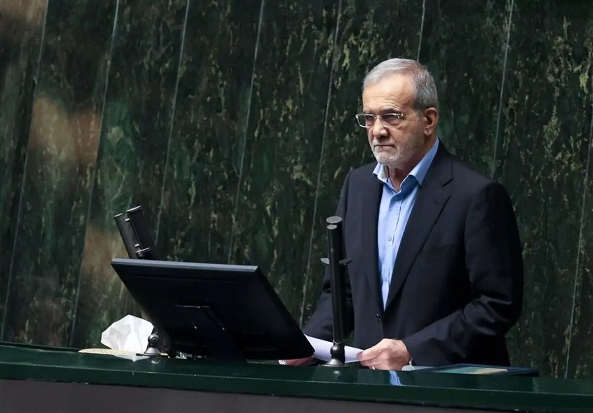 رئیس‌جمهور گفت: نمایندگان محترم مجلس کمک کنند که بودجه بدون کسری بنویسم چرا که بودجه بدون کسری یعنی توسعه متناسب. باید متناسب رشد کنیم و با این روند توسعه هر برنامه‌ای که بنویسیم با کسری مواجه خواهیم شد و تورم ایجاد خواهد کرد.