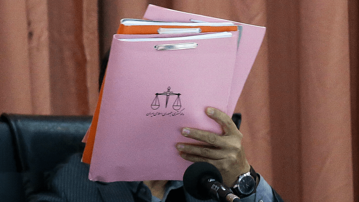 در پی طرح ادعا‌های متعدد نامعتبر، مجعول و در مورد آخر اظهار مطلبی در همنوایی با دشمن از سوی یک بلاگر سخنران معروف علیه نامبرده در دادستانی تهران پرونده قضایی تشکیل شد.