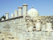 کنگاور هزار ساله، با ستون‌هایی که هنوز شرمِ فراموشی ما را به دوش می‌کشند