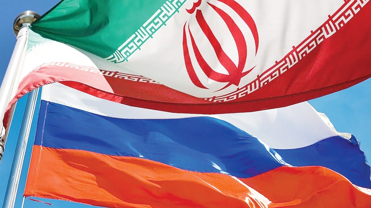 کاظم جلالی‌ سفیر جمهوری اسلامی ایران درمسکو به‌تازگی از نهایی شدن ساختار و چارچوب نخستین کنسرسیوم حمل‌ونقل دریایی مشترک ایران و روسیه خبر داده است. این کنسرسیوم‌ که در نشست دو روزه ماخاچ‌قلعه (۱۵ و ۱۶آبان ۱۴۰۴) با حضور رؤسای سازمان بنادر و دریانوردی دو کشور، مدیران ارشد دولتی و شرکت‌های بزرگ بخش خصوصی به نتیجه رسید، ظرف یک ماه آینده به‌صورت رسمی تدوین و ابلاغ خواهد شد. مأموریت اصلی آن گسترش همه‌جانبه تجارت، ترانزیت و حمل‌ونقل ترکیبی با تمرکز ویژه بر دریای خزر و هماهنگی بنادر دو کشور است.