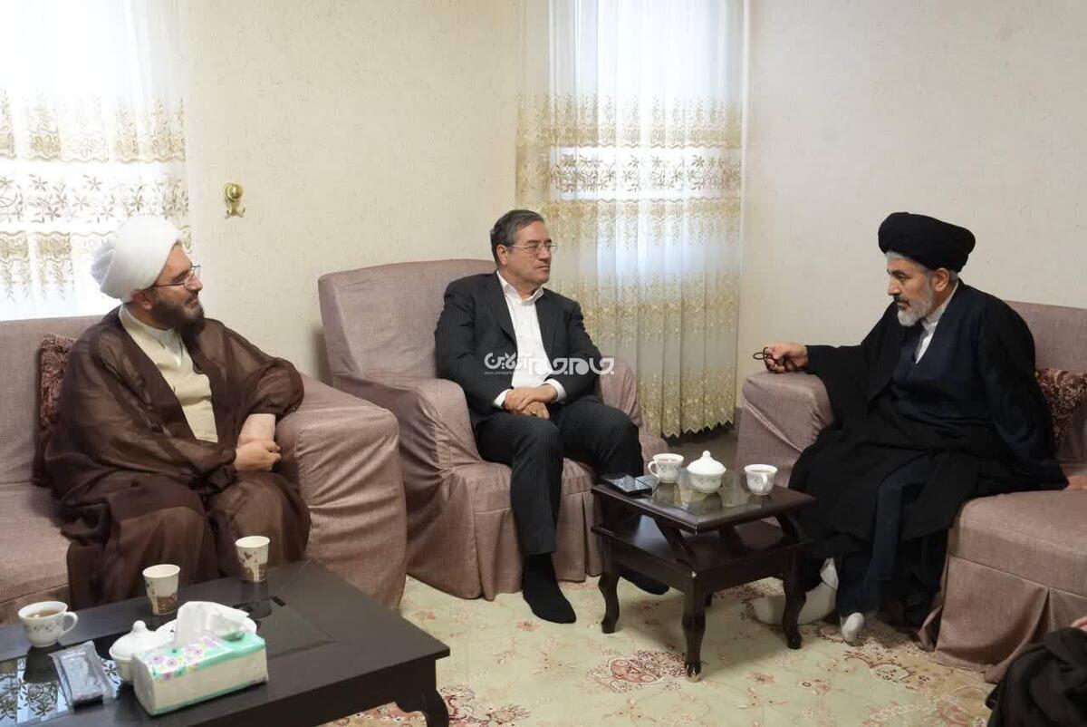 در نشست مشترک رئیس شورای سیاست‌گذاری ائمه جمعه کشور با نماینده ولی‌فقیه در آذربایجان‌غربی و استاندار استان، بر توسعه تعاملات، هم‌افزایی فرهنگی و تقویت ارتباط میان نهاد امامت جمعه و دستگاه‌های اجرایی برای ارتقای فعالیت‌های فرهنگی و اجتماعی استان تأکید شد.