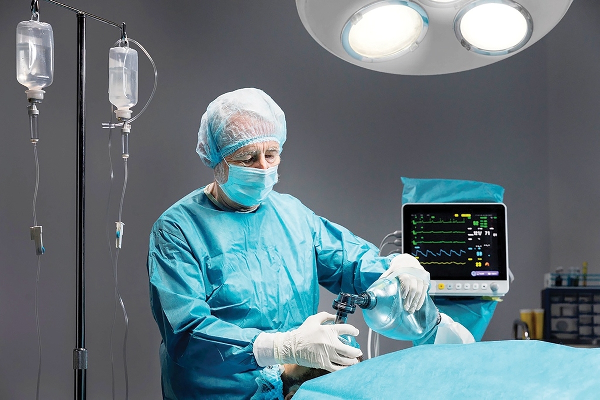 کمبود پزشک متخصص به‌ویژه در برخی تخصص‌ها موضوعی است که در سال‌های اخیر بارها مورد توجه متولیان حوزه سلامت قرار گرفته است. آنها هشدار می‌دهند در‌آینده‌ای نه‌چندان دور‌ کشور در آستانه بحرانی بزرگ قرار خواهد گرفت؛ چراکه به‌دلیل پایین‌بودن تعرفه‌های درمانی و همچنین سختی‌های کار تخصص‌هایی مانند اطفال، بیهوشی و اورژانس با عدم استقبال متقاضیان مواجه شده‌اند.