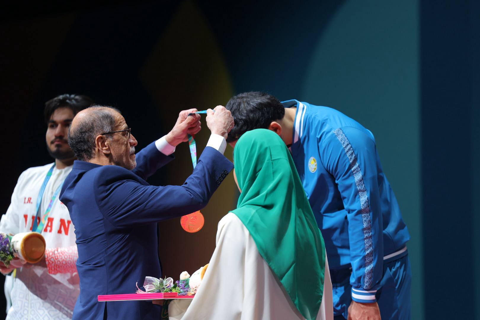توزیع مدال وزنه برداری توسط رییس کمیته ملی المپیک توزیع مدال وزنه برداری توسط رییس کمیته ملی المپیک