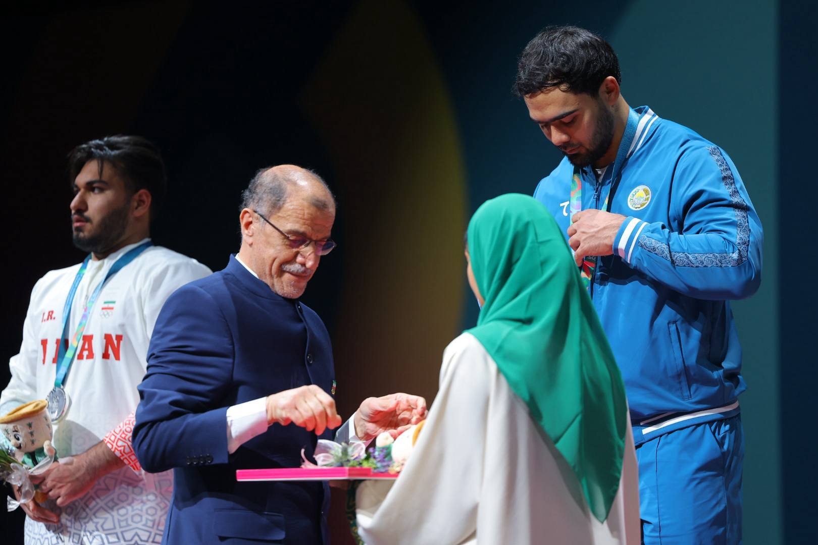 توزیع مدال وزنه برداری توسط رییس کمیته ملی المپیک توزیع مدال وزنه برداری توسط رییس کمیته ملی المپیک