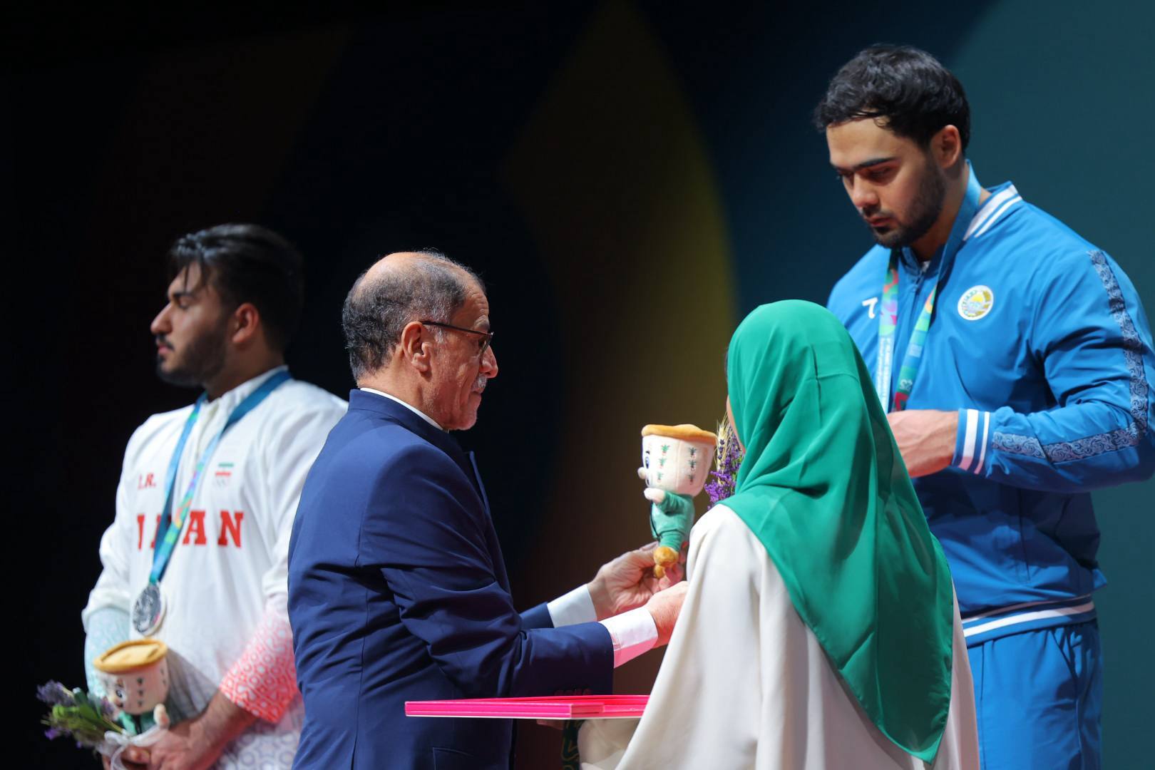 توزیع مدال وزنه برداری توسط رییس کمیته ملی المپیک توزیع مدال وزنه برداری توسط رییس کمیته ملی المپیک