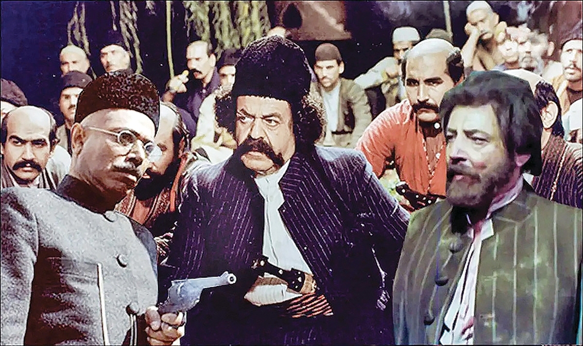 بار دیگر در پخش مجدد «هزاردستان» به ضیافت نور و تصویر و شعر و گفتار و در یک کلام سینما رفتیم. کلکسیونی ارزشمند از گنجینه فرهنگ و هنر این سرزمین که تقریبا با همه داشته‌های سینمای ما درهم‌آمیخته‌است، آن‌هم در آستانه سی‌امین سالگرد درگذشت علی حاتمی.