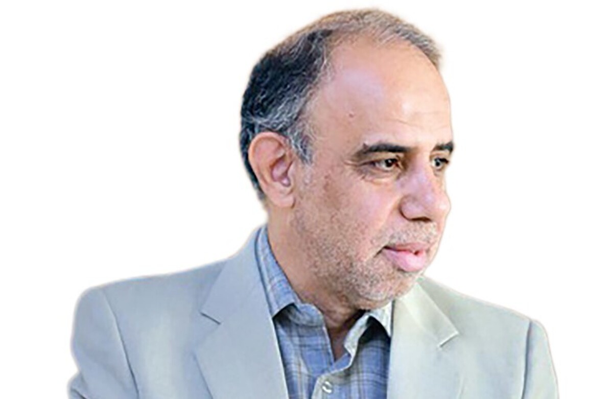 معمولا قبل از این‌که با کسی تماس بگیرم اول پیام می‌دهم. ادب حکم می‌کند که فرد، به‌خصوص اگر آشنایی قبلی‌ای با هم نداشته باشیم، بداند که تماسی در انتظارش است و خودش را برایش آماده کند. من هم در حدفاصل پاسخگویی مخاطبم کمی بیشتر راجع ‌به مسیر و مقصود فکر می‌کنم تا هدف گفت‌وگو وسط مکالمه از دستم در نرود، به علاوه این‌که این‌بار بیشتر از همیشه مضطرب بودم و نیاز به زمان داشتم. پس پیام دادم، می‌دانستم مرد سرشلوغ و پرکاری‌‌است و احتمالا دریافت پاسخ از او زمان زیادی را می‌طلبد.