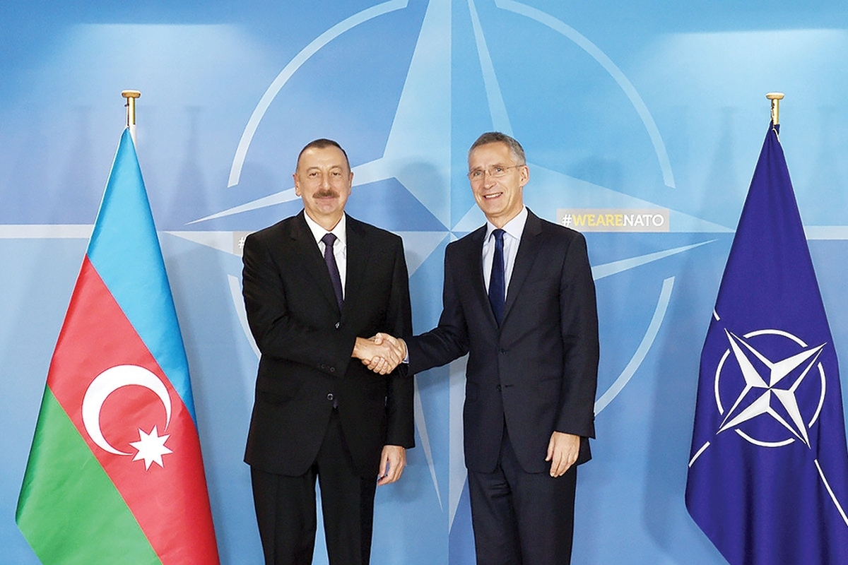 الهام علی‎اف، رئیس‌جمهور آذربایجان در روزهای اخیر فرش قرمز مفصلی برای هیأت اعزامی ناتو در باکو پهن کرد. هدف وی «ارتقای ظرفیت‎ها» و «نوسازی ساختاری» ارتش این کشور در کرانه غربی دریای خزر ارزیابی می‎شود و روند جایگزینی تسلیحات همچنین آموزش‎های دوران شوروی بانمونه‎‌های اروپایی - آمریکایی کلید خورده است.