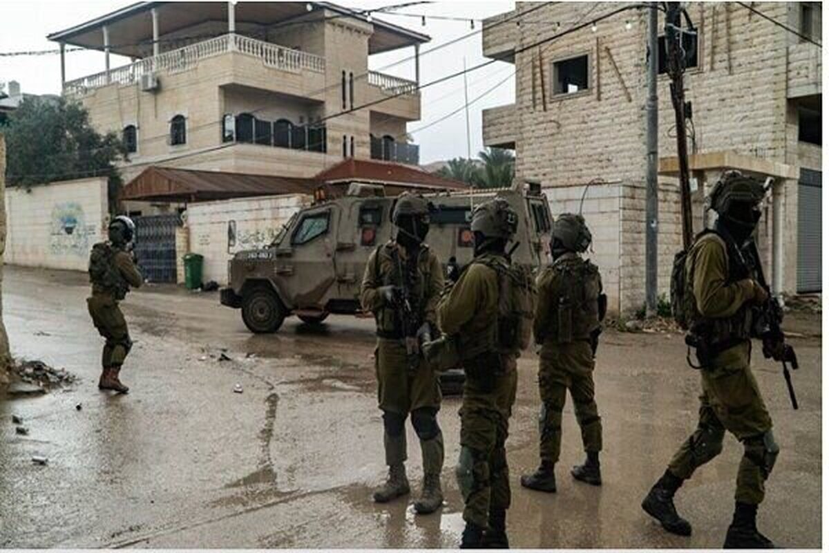 منابع فلسطینی از تداوم یورش نظامیان رژیم صهیونیستی به مناطق مختلف کرانه باختری خبر دادند.