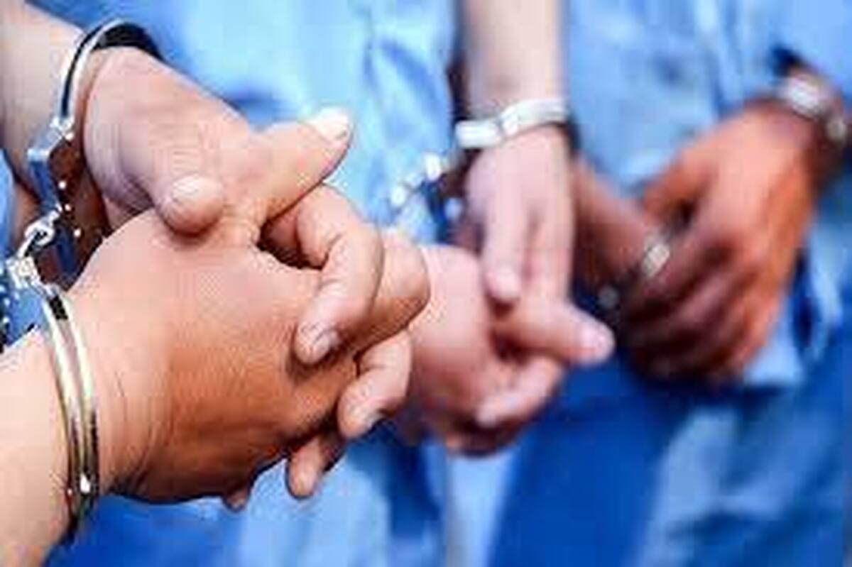 خرم‌آباد - جام جم آنلاین - فرمانده انتظامی دورود گفت: با دستور فوری دادستان و در پی اقدام هتاکانه نسبت به تصاویر شهدا در ورودی این شهرستان ۲ نفر از عاملان اصلی این اقدام شناسایی و دستگیر شدند.